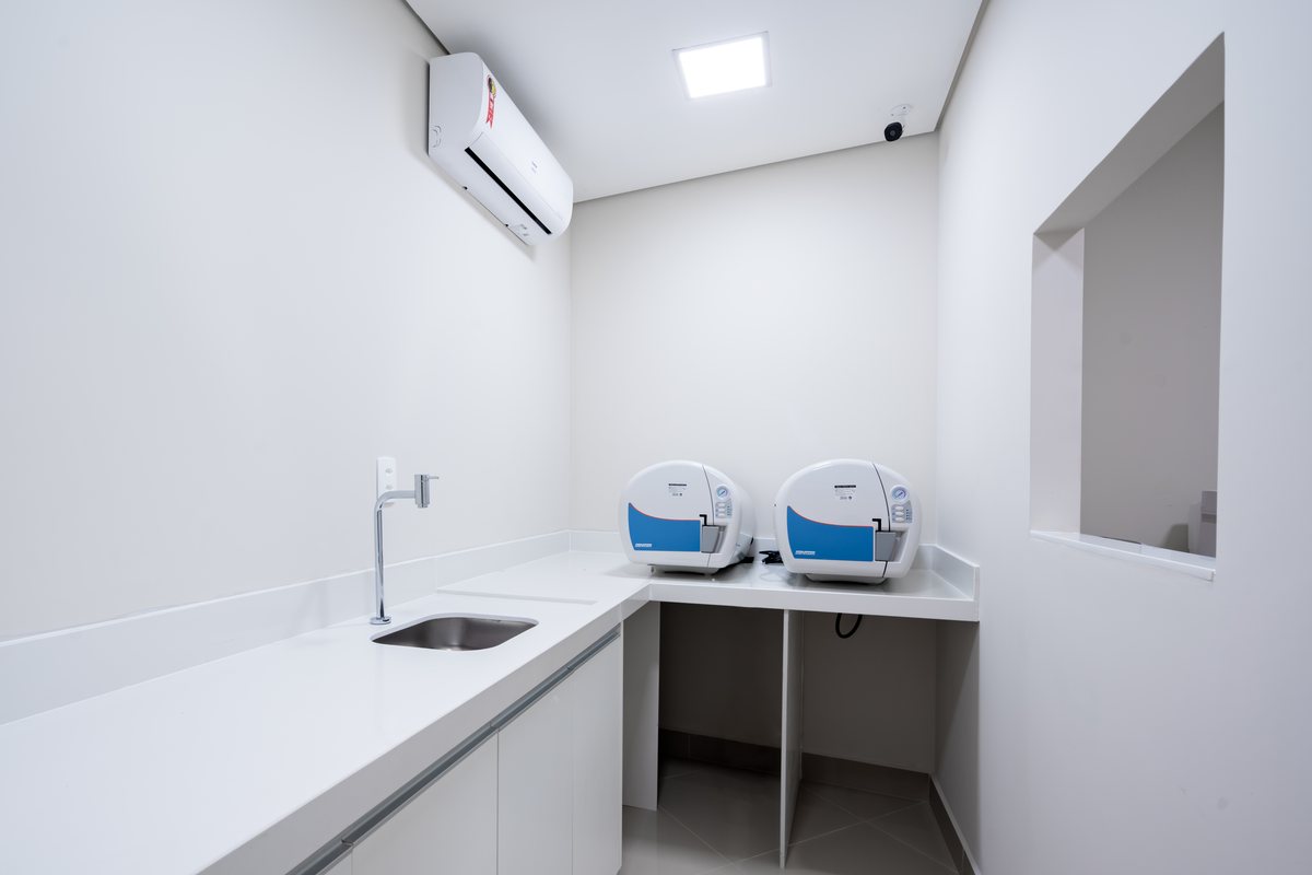 Sala de esterilização com autoclaves na Oral Unic Alvorada