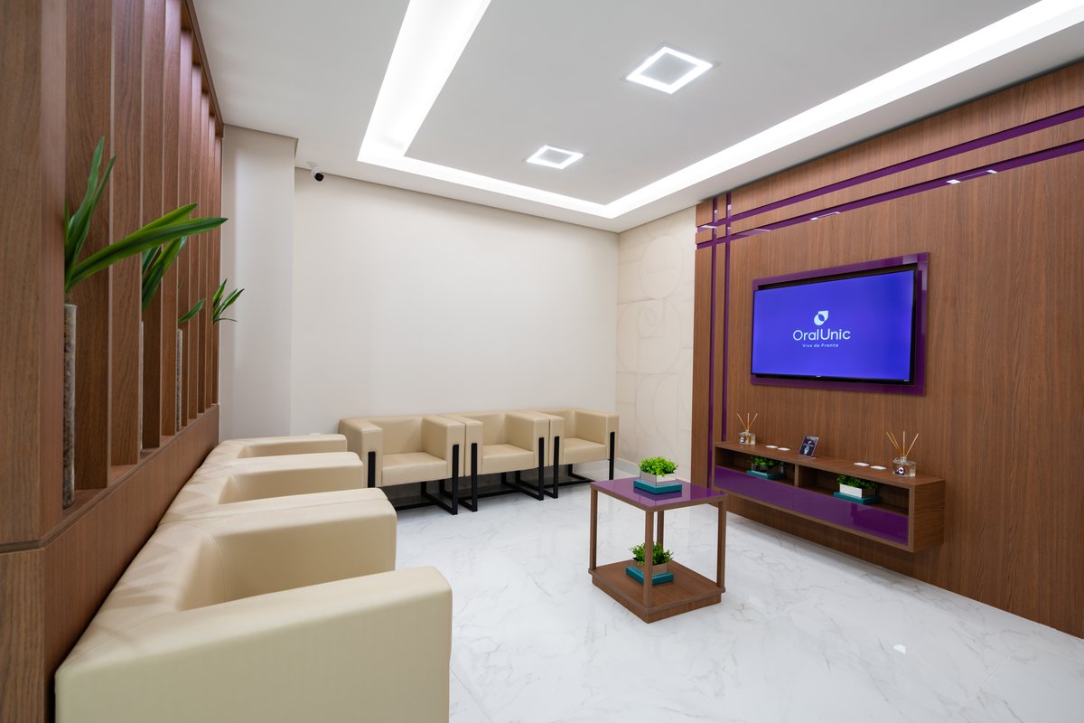 Sala de espera da Oral Unic Alvorada com poltronas e TV
